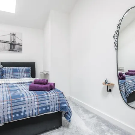 Stunning 2 Bed With Outside Balcony, Super King Beds And 75'' Tv! Bradford (West Yorkshire)