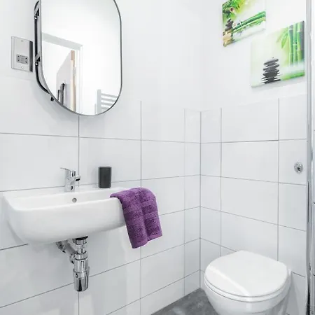 Apartment Stunning 2 Bed With Outside Balcony, Super King Beds And 75'' Tv! *
