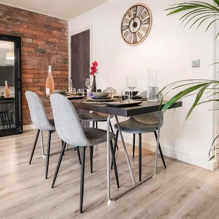 Stunning 2 Bed With Outside Balcony, Super King Beds And 75'' Tv! Bradford (West Yorkshire)