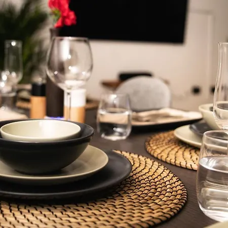 Stunning 2 Bed With Outside Balcony, Super King Beds And 75'' Tv! Apartment *