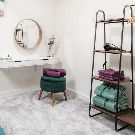 Stunning 2 Bed With Outside Balcony, Super King Beds And 75'' Tv! * Bradford (West Yorkshire)