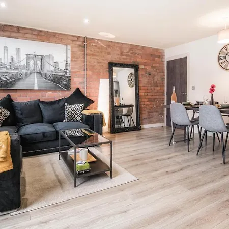 Stunning 2 Bed With Outside Balcony, Super King Beds And 75'' Tv!