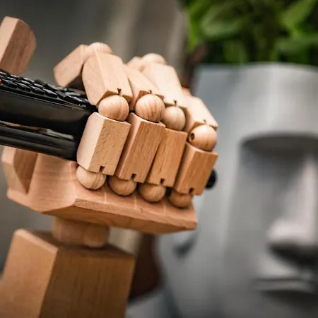 Stunning 2 Bed With Outside Balcony, Super King Beds And 75'' Tv! *