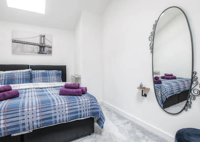 Stunning 2 Bed With Outside Balcony, Super King Beds And 75'' Tv! Bradford