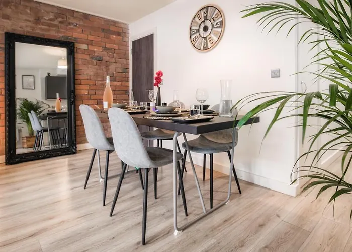 Stunning 2 Bed With Outside Balcony, Super King Beds And 75'' Tv! Bradford (West Yorkshire)