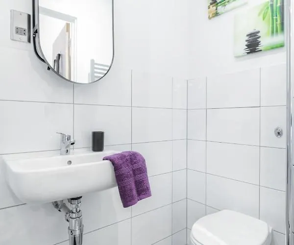 Apartman Stunning 2 Bed With Outside Balcony, Super King Beds And 75'' Tv! *