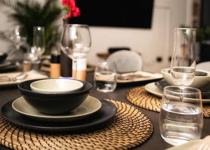 Stunning 2 Bed With Outside Balcony, Super King Beds And 75'' Tv! Apartment *