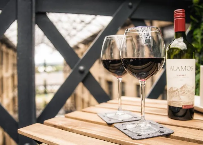 Stunning 2 Bed With Outside Balcony, Super King Beds And 75'' Tv!