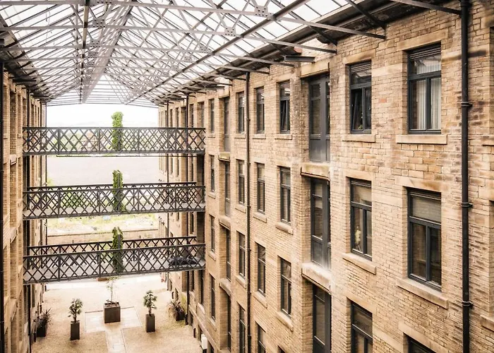 Stunning 2 Bed With Outside Balcony, Super King Beds And 75'' Tv! * Bradford