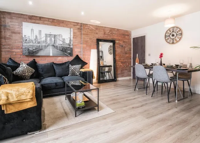 Stunning 2 Bed With Outside Balcony, Super King Beds And 75'' Tv!