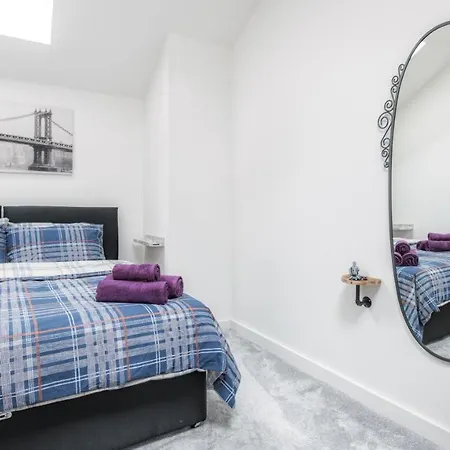 Stunning 2 Bed With Outside Balcony, Super King Beds And 75'' Tv! 布雷得佛