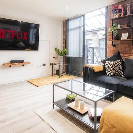 Stunning 2 Bed With Outside Balcony, Super King Beds And 75'' Tv!