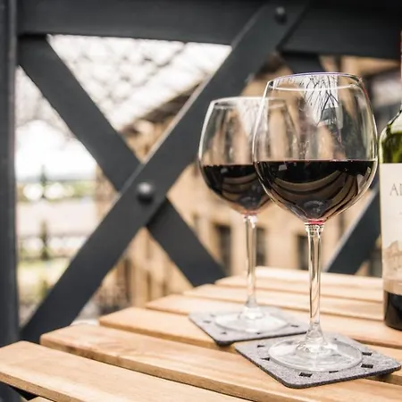 Stunning 2 Bed With Outside Balcony, Super King Beds And 75'' Tv!