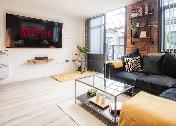 Stunning 2 Bed With Outside Balcony, Super King Beds And 75'' Tv!